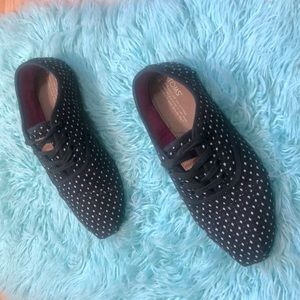 Adorable black and white polka dot Toms!
